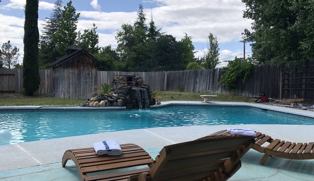 Cozy mid century house with pool, hot tub, Dish Tv, WiFi, fireplace, waterfall