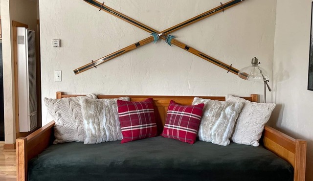 Cozy mountain retreat with a view (Pet Friendly!)