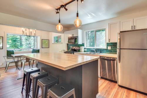 Cozy Retreat w/Deck ~ 2 Mi to Pinecrest Lake!