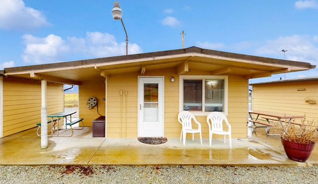 Cozy riverside cabin with kitchenette & laundry facilities - dog-friendly