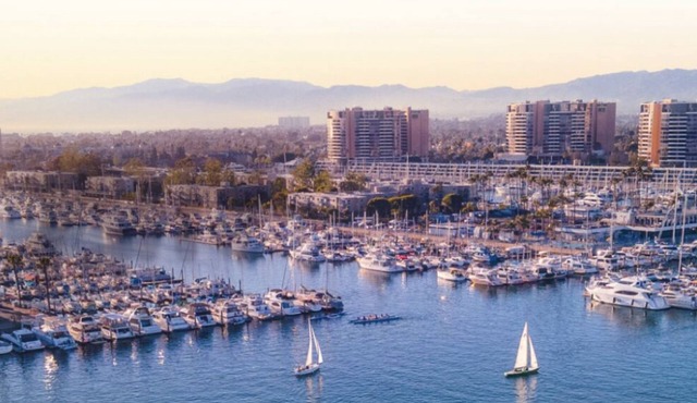 Cozy Romantic Sailboat Experience, Safe Marina + Walk to Bars, Dining and more!