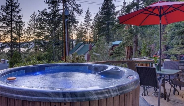 Cozy, secluded cabin, great location and beautiful spa with sweeping views!