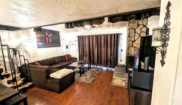 Cozy & Stylish Townhouse with Spa | Walk to Snow Summit Ski Resort
