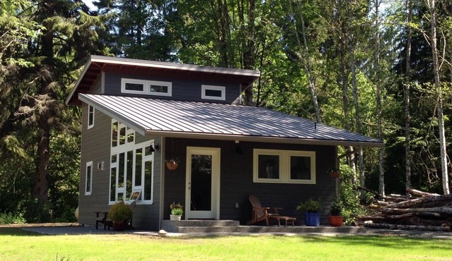 Craftsman Guesthouse/Private/Wooded acreage/Hike, Bike, Ski, Read, Relax