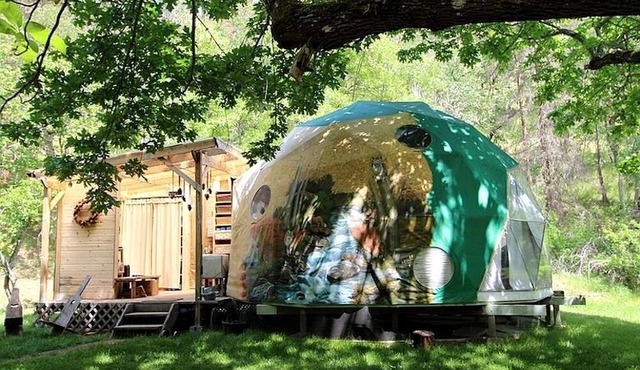 Creekside Geodesic Dome Retreat with Expansive Nature Views in Jacksonville, Oregon