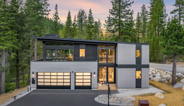 Creekside Retreat with Hot Tub & 3min to Slopes