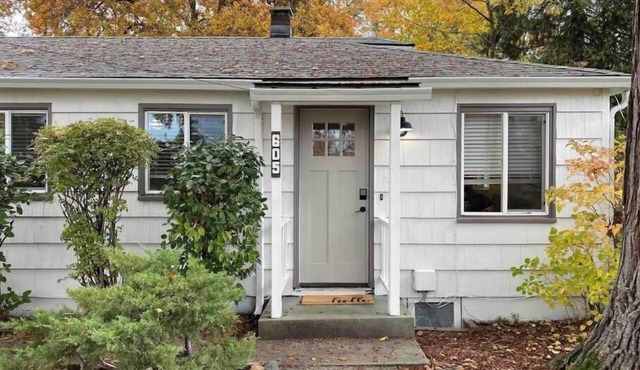 Cute Home with fully fenced yard Hot Tub and Fire Pit.