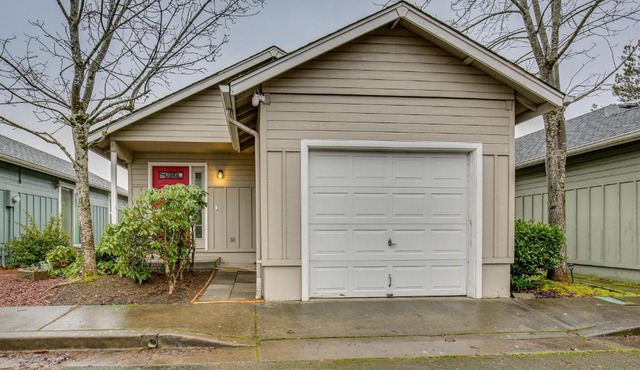Cute Little House on the Lake: Wine Country Stay! in Eugene
