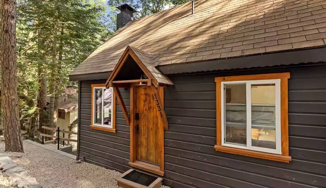 Cute Romantic Cabin W/Hot Tub 5 Min from Lake