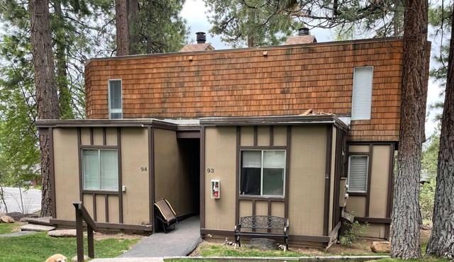 Darling Cabin at the Heart of Tahoe City. Pool. Jacuzzi. Wifi. Tennis.