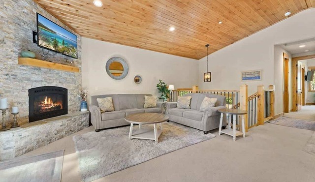 Deck, Bikes, Newer Build in Upper Kings Beach
