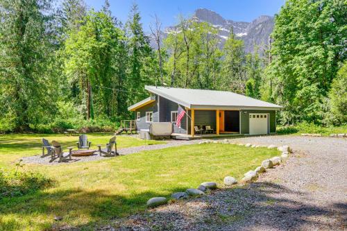 Deck, Hot Tub & Views: Sleek Getaway in Index!