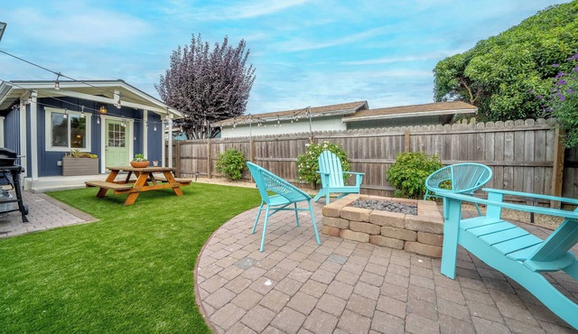 Del Monte Beach Cottage Sleeps 4 with Private Yard