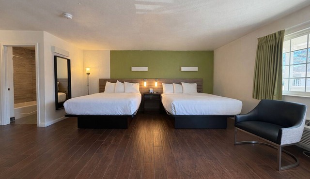 Deluxe 2 Queen Room - Extra Spacious Layout - Sleeps 4