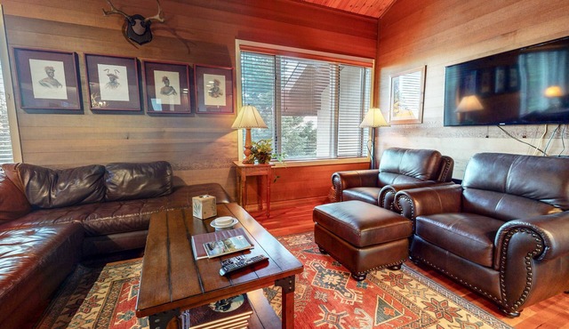 Deluxe Mountain Townhome, 2 Master Suites. Large Private Deck & Washer/Dryer