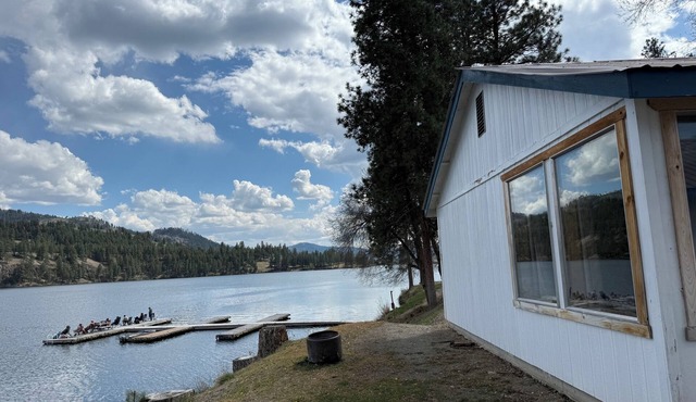 Deluxe Waterfront Cabin on Curlew Lake at Tiffanys Resort Sleeps 6, 3 Queen Beds