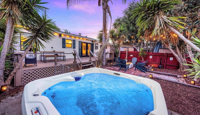 Designer Oasis with Hot Tub, Firepit, BBQ, Sleeps 6