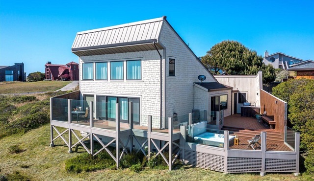 Dillon Beach! Ocean View! Hot Tub~Sauna & Game Room~Dog-Friendly~Beach Nest