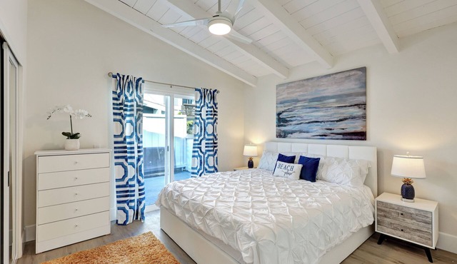 Discover this beach close 2-bedroom apartment in downtown San Clemente!