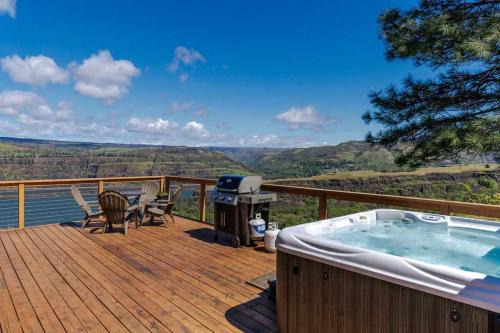 Dog-friendly 2-level gorge view home with hot tub lovely deck central AC W&D