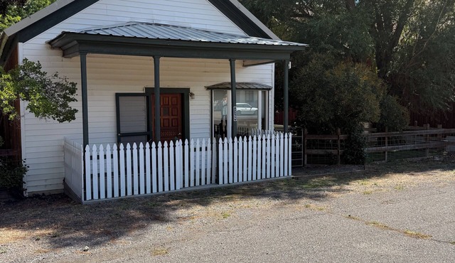Dog friendly 3-bedroom house with grassy fenced yard in charming Eagleville