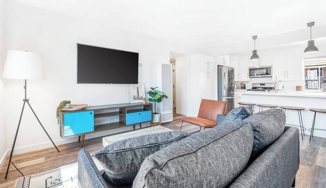 Dog-friendly duplex with washer/dryer, two full kitchens, & large backyard