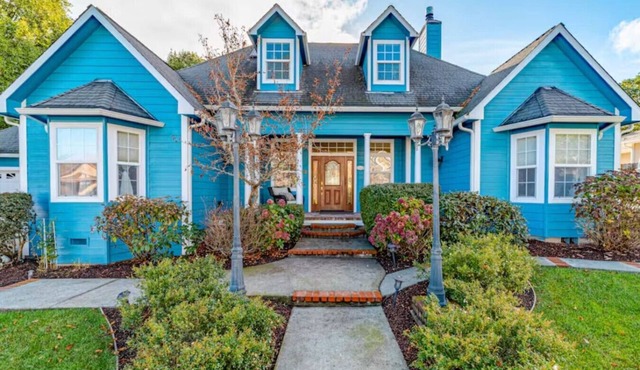 Dog-friendly, riverfront home on a cliff w/river views, private hot tub.