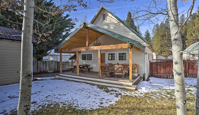 Downtown Cabin < 10 Miles to Mt Shasta Ski Park!