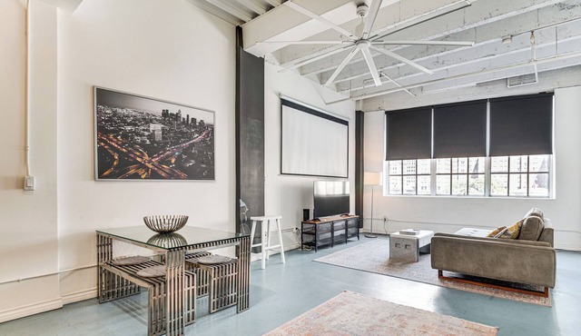 Downtown Los Angeles Condo w/Rooftop Pool Access