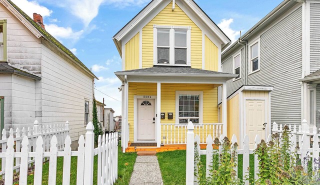 Downtown Sunny Farmhouse with Bay Views, 3 Kings, Bellingham WA