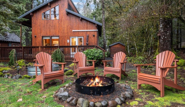 Enchanting Riverside Experience, Hot Tub, Fire-Pit, Communal Pool, 17 Miles to Mt Hood, Pet-Friendly