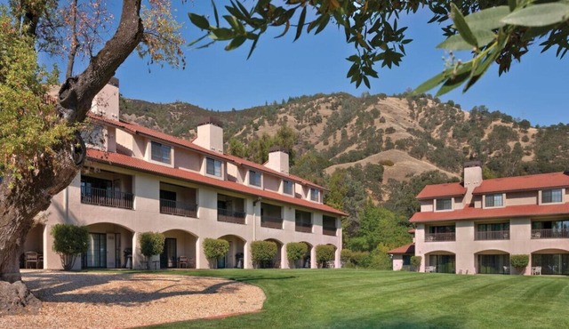Enjoy Clear Lake with the family in this resort 2BD condo with resort boat dock
