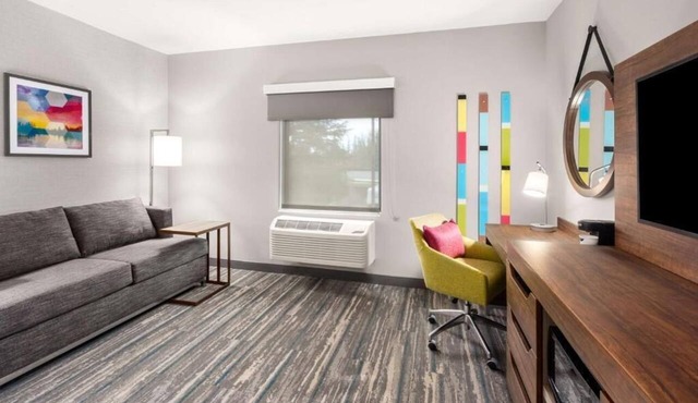 Enjoy Free Parking, Indoor Pool & Breakfast Near Portland Children's Museum! in Tigard