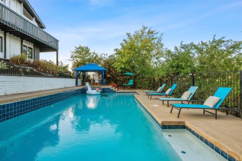 Entire Private Home with Big Yard, View, King Bed, 10 Parking, 4 Bedrooms 3 Bathrooms, Available Now