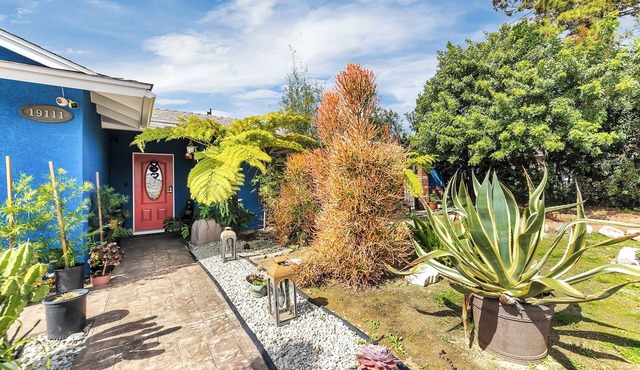 Entire Spacious Furnished Home - Sauna, Hot Tub, AC, WIFI, Garden & Full Kitchen