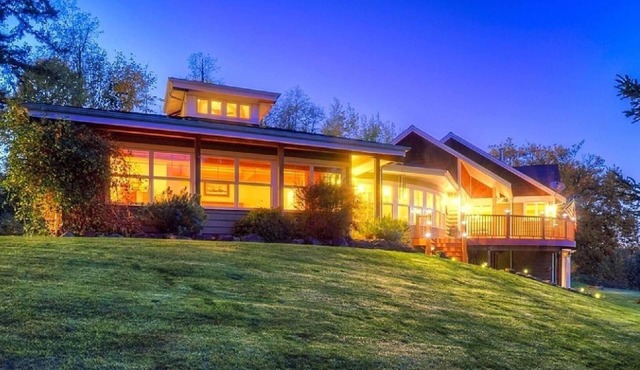 Enumclaw Estate, Scenic Views! Sleeps12,HotTub,Sauna, 1hr frm Rainier & Crystal