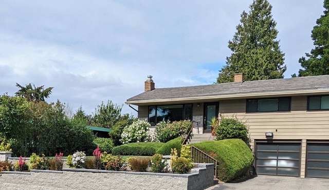 Exceptional 3 bedroom/3 bath +Office - Shorewood on the Sound!