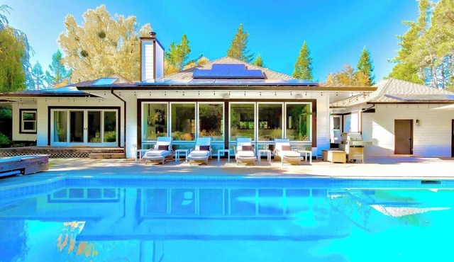 Exclusive 6 acre Luxe Villa Estate, Sonoma+Pool, Hot Tub, Bocce, Creekside, Pets