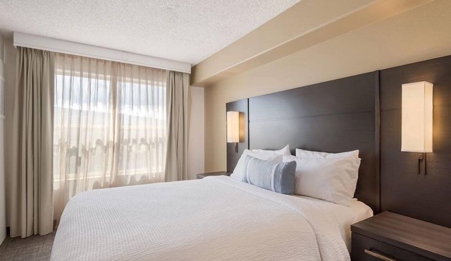 Exhilarating escapade! Unit with Fully-equipped Kitchen and FREE Breakfast!