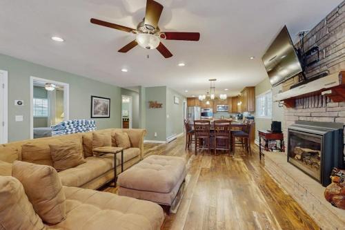 Family and Pet Friendly Home with Hot Tub Studio Short Walk to Lake