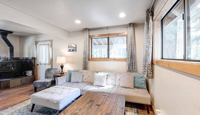 Family friendly Cabin with a Private Hot Tub & Private Grill