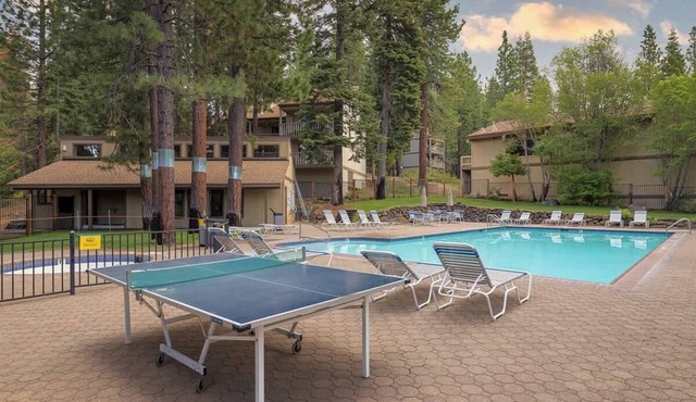 Family-Friendly Retro Townhouse 1 Mile from Lake