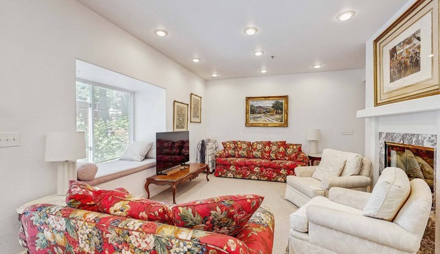Family-Friendly townhouse near lake - convenient & walkable location