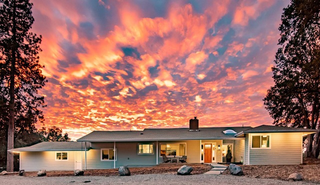 Family Vacay to Yosemite: Mariposa, CA: Game Rm, Hot Tub, EV Charger, 3 Ensuites