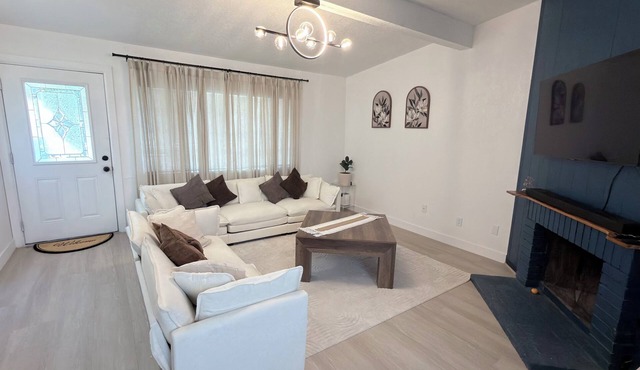 Fantastic 2-bedroom duplex with AC in charming Stockton