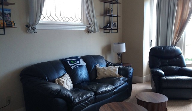 Fantastic 2-Bedroom House Duplex in Seattle District minutes from downtown.