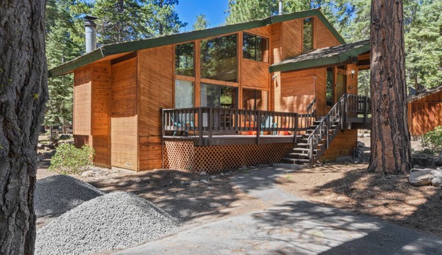 Fireside Chalet - Dog-Friendly, Walk to Lake, Ski
