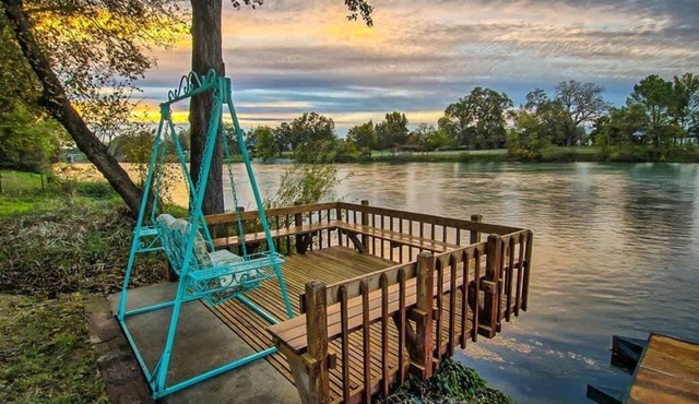 Fishing Cottage Lovers Hideaway
