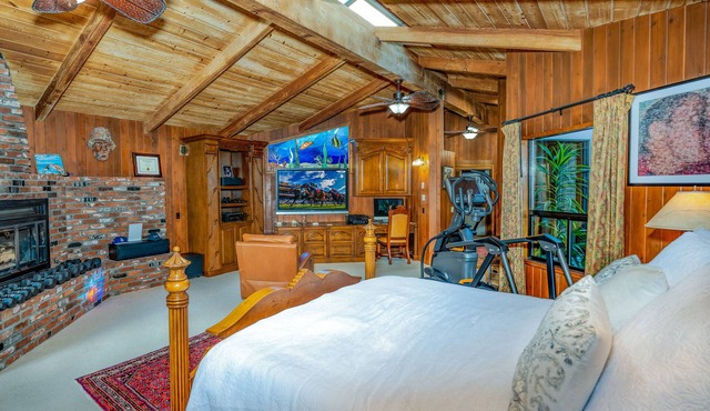 Five Bedroom, Ultra Luxury Home, 4 Blocks to Beach, Two Large Master Suites