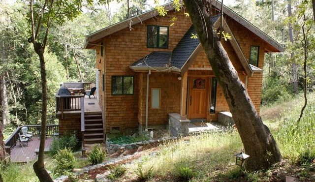Forest Getaway Cozy, Inviting Cabin w Deck